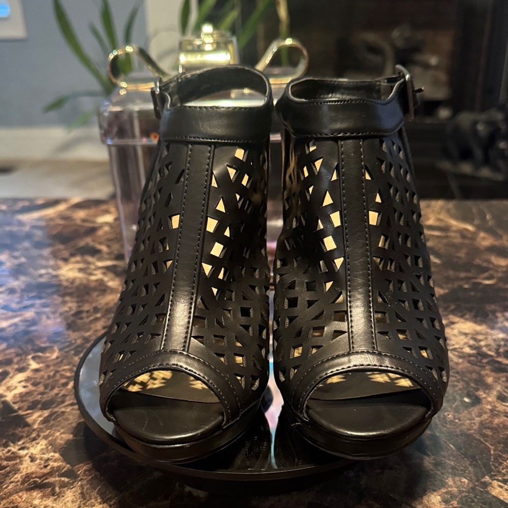 CL by Laundry Way Black Perforated Heeled Sandals - Women’s Size 7 - Picture 3 of 10